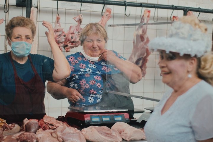 Літня українка з Бердичева стала зіркою свого міста: її екстравагантність вражає